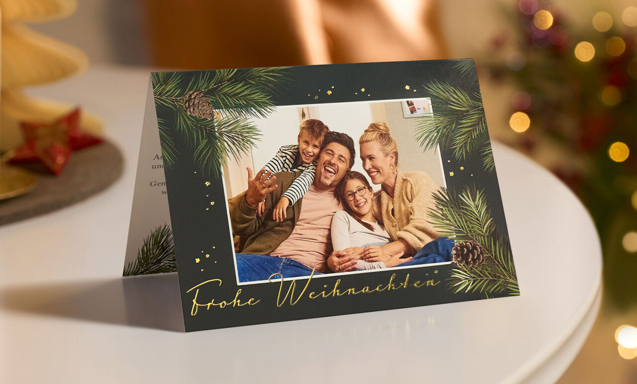 Eine frohe Familie posiert fröhlich auf einer Weihnachtskarte.