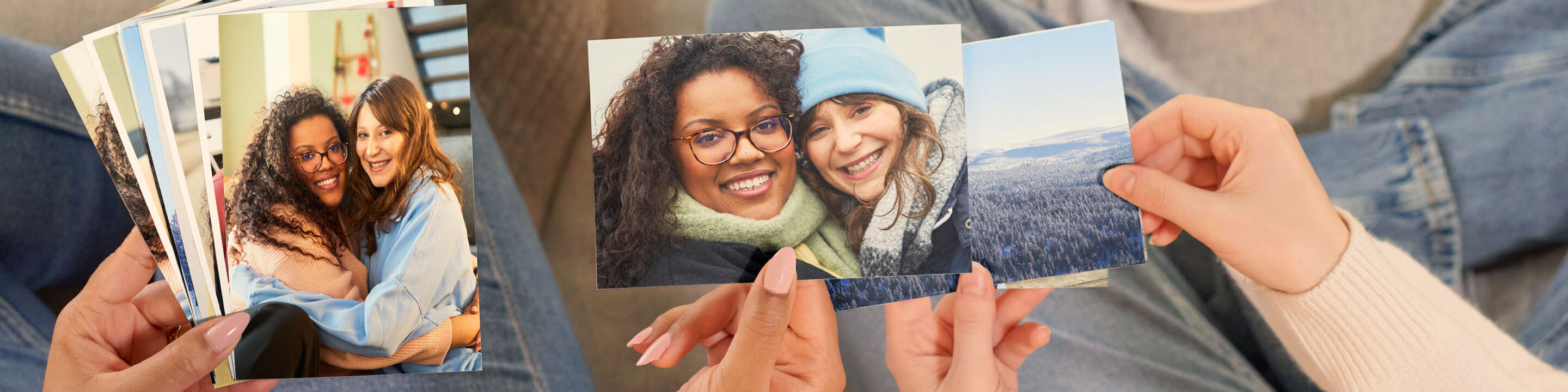 Zwei Personen halten persönliche Fotos in den Händen und lächeln.