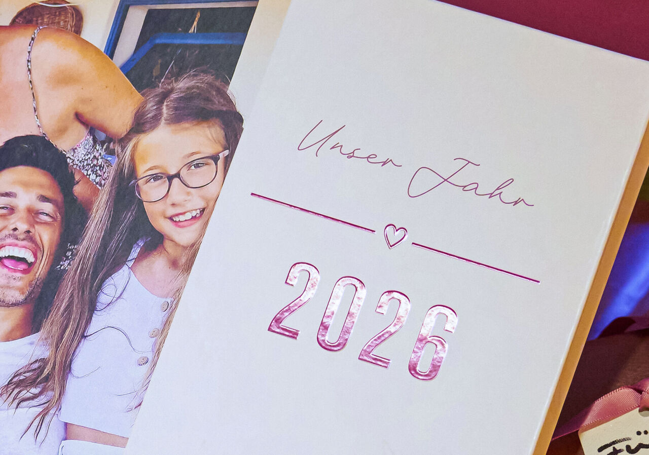 CEWE FOTOBUCH mit Leineneinband und dem Schriftzug "WE SAID YES" mit Goldveredelung.