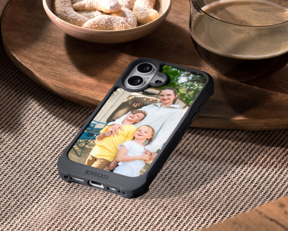 Personalisierte Handyhülle mit Familienfoto neben Kaffee und Gebäck