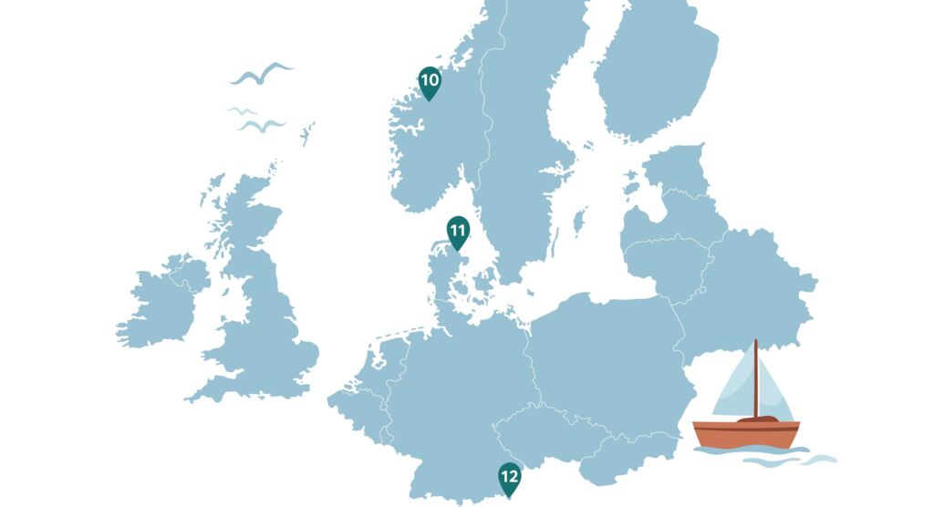 Europakarte mit Stecknadeln an den Orten Geirangerfjord in Norwegen, Mariager Fjord in Dänemark und Königssee in Deutschland.