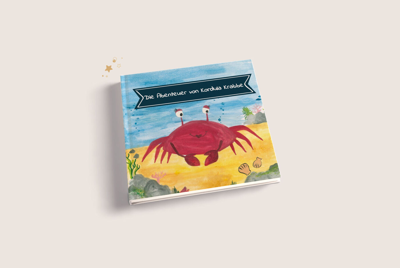 Ein CEWE FOTOBUCH mit einem bunten Krabbenmotiv auf dem Cover.