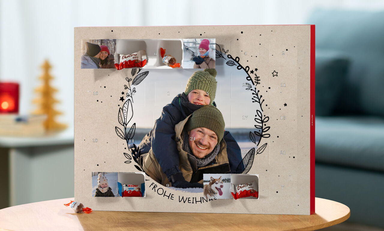 CEWE Adventskalender mit Winterfoto und drei geöffneten Türchen, in denen sich Produkte von kinder befinden.