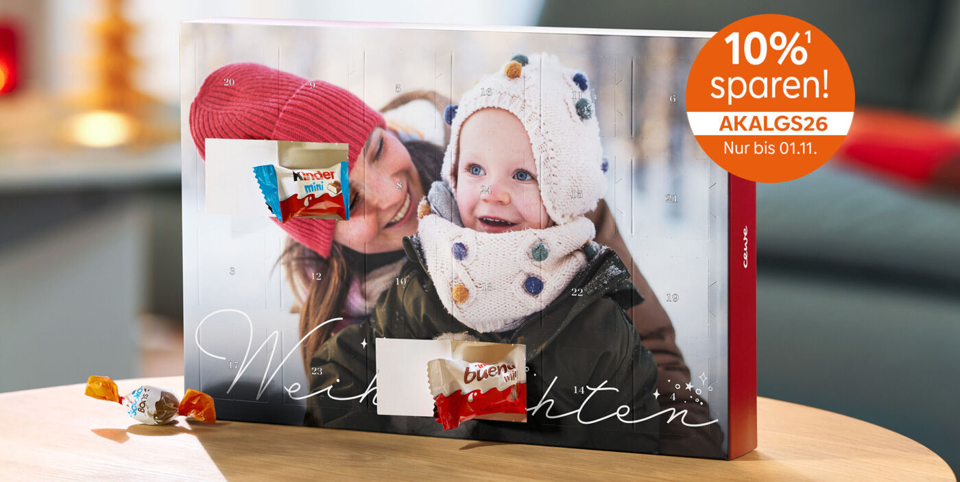Personalisierter Foto-Adventskalender mit dem Motiv eines lachenden Kindes, ergänzt durch Schokoladenüberraschungen. Orangefarbener Kreis mi