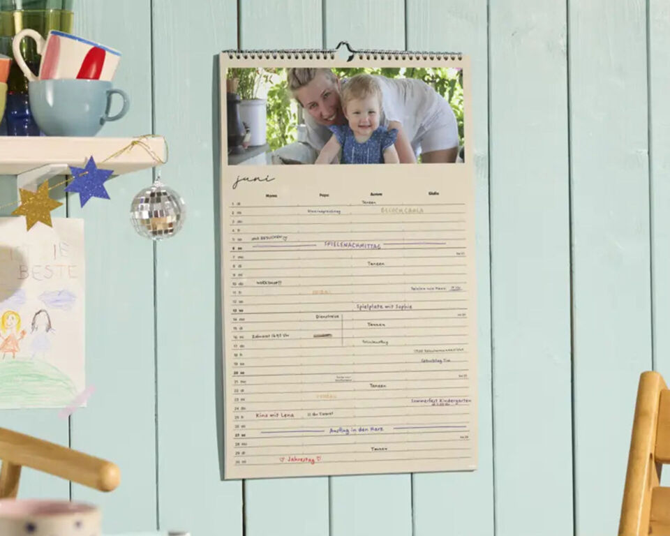 CEWE Fotokalender mit Familienfoto in einer gemütlichen Küche.