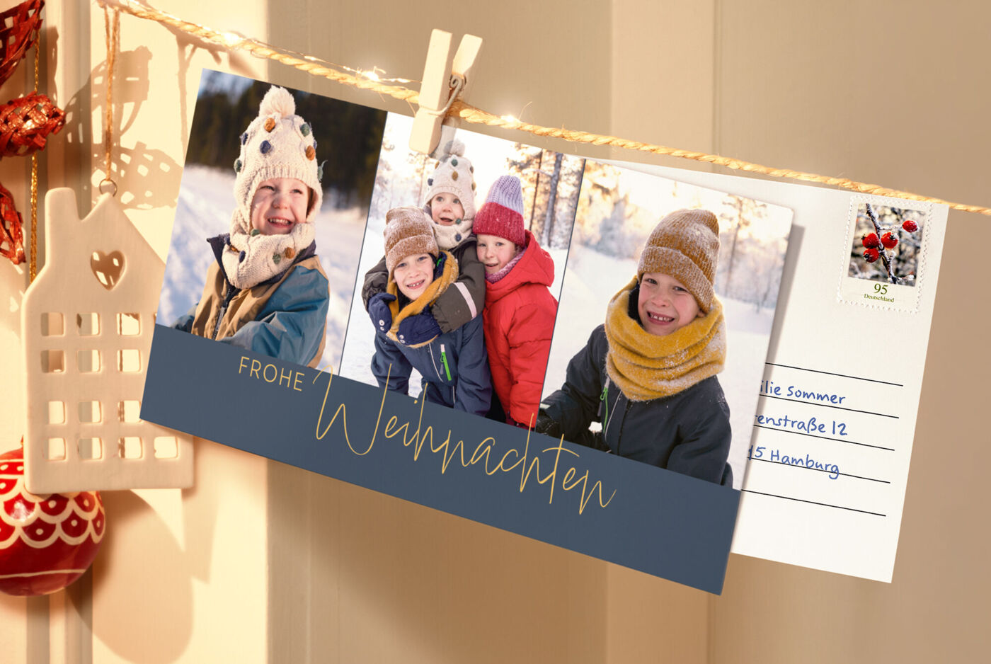 Vier fröhliche Kinder in warmen Winterkleidern feiern Weihnachten.