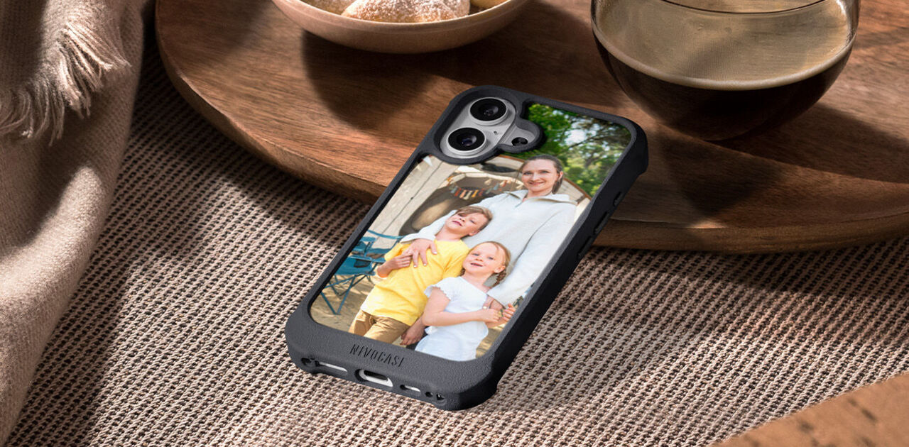 Personalisierte Handyhülle mit Familienfoto neben Kaffee und Gebäck