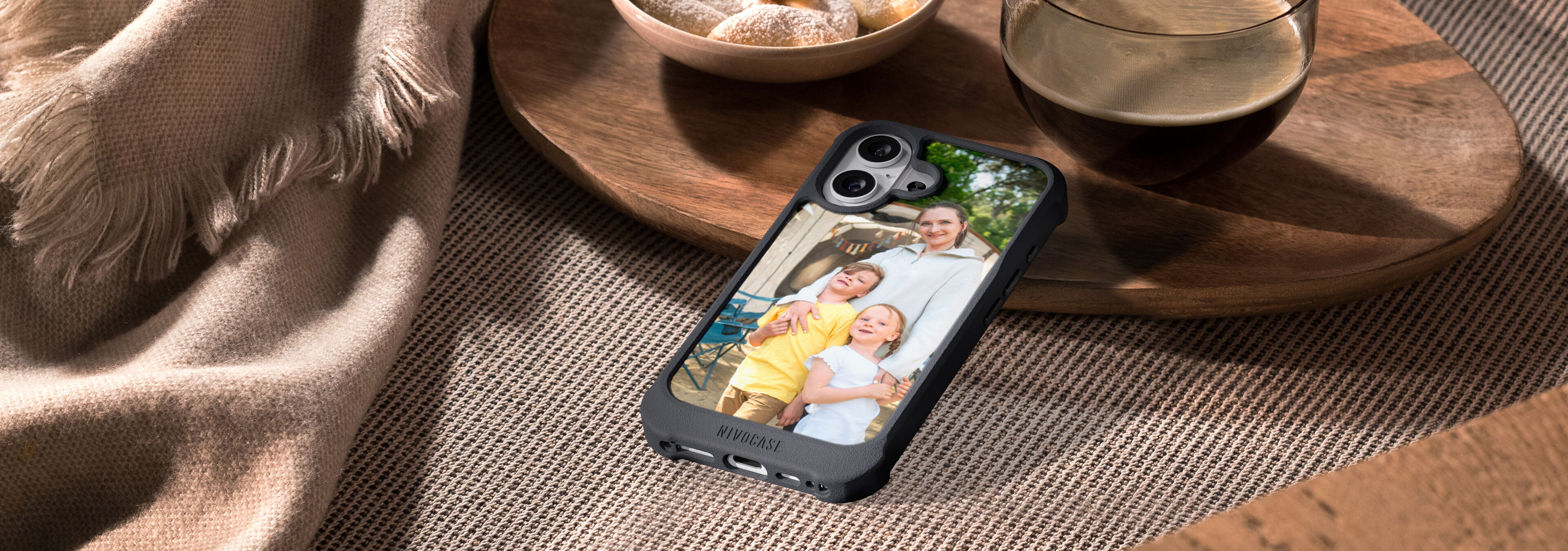 Personalisierte Handyhülle mit Familienfoto Kaffee und Gebäck