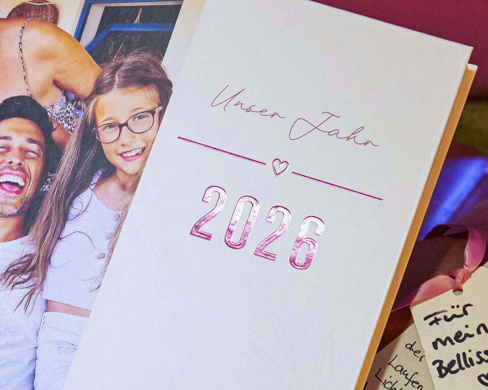 CEWE FOTOBUCH mit Leineneinband und dem Schriftzug "WE SAID YES" mit Goldveredelung.