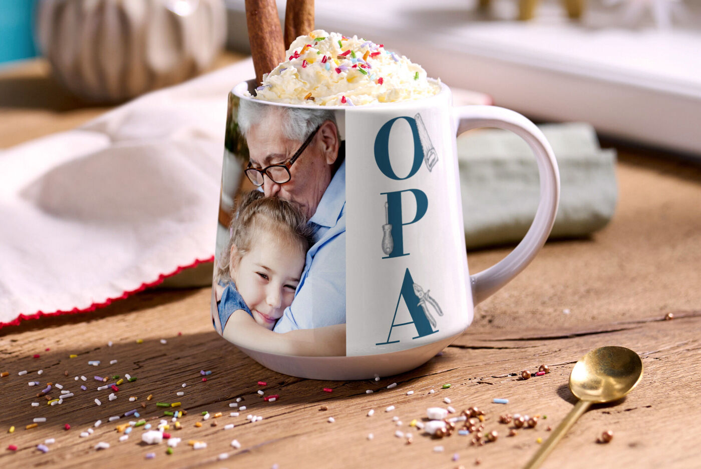 Personalisierte Tasse mit Foto von Großvater und Kind sowie dem Schriftzug „OPA“, gefüllt mit Sahne und Streuseln.
