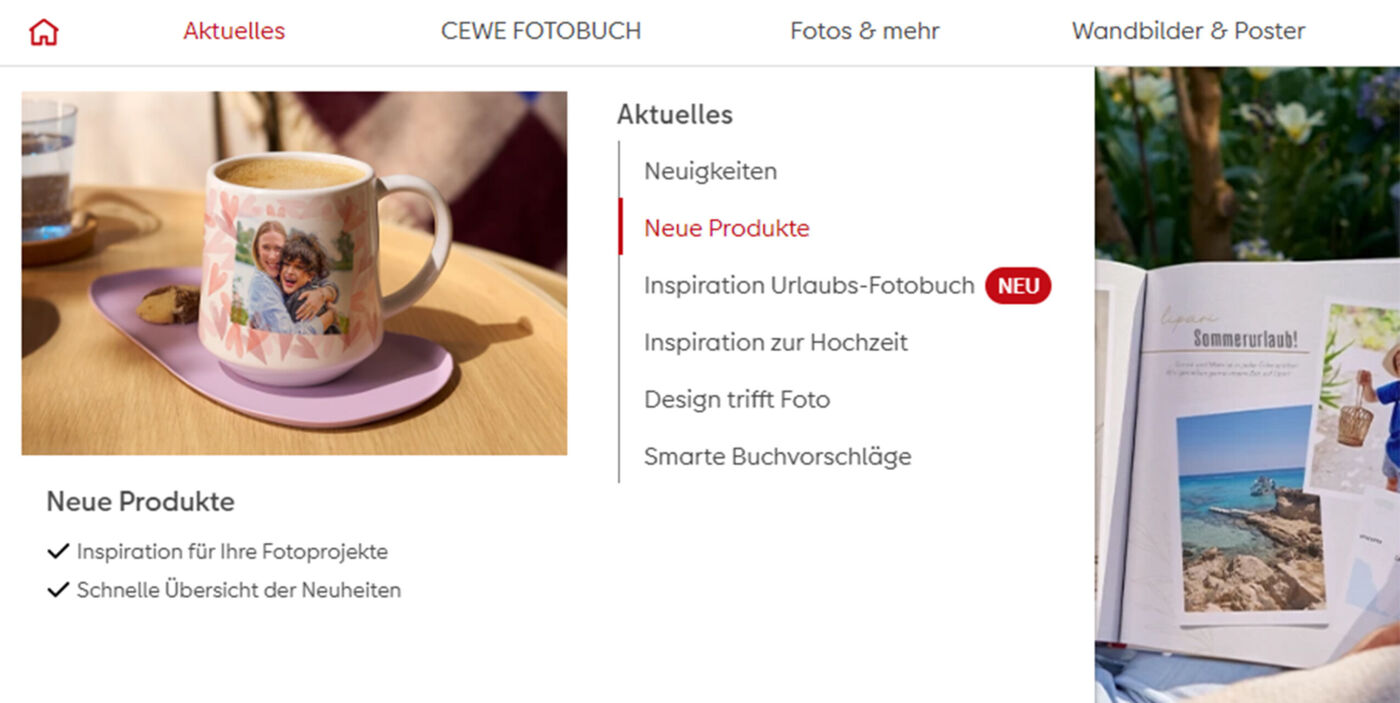 Ein bunter Becher mit einem glücklichen Familienfoto und einem Getränk auf einem Tisch.