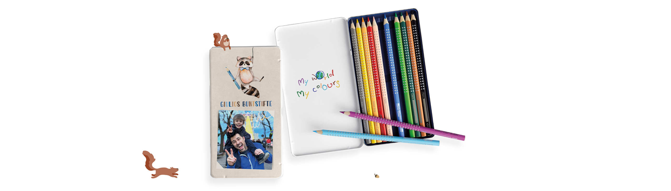 Geschlossene, personalisierte Stiftebox mit Kinderfotos, daneben eine geöffnete Stiftebox mit Buntstiften.