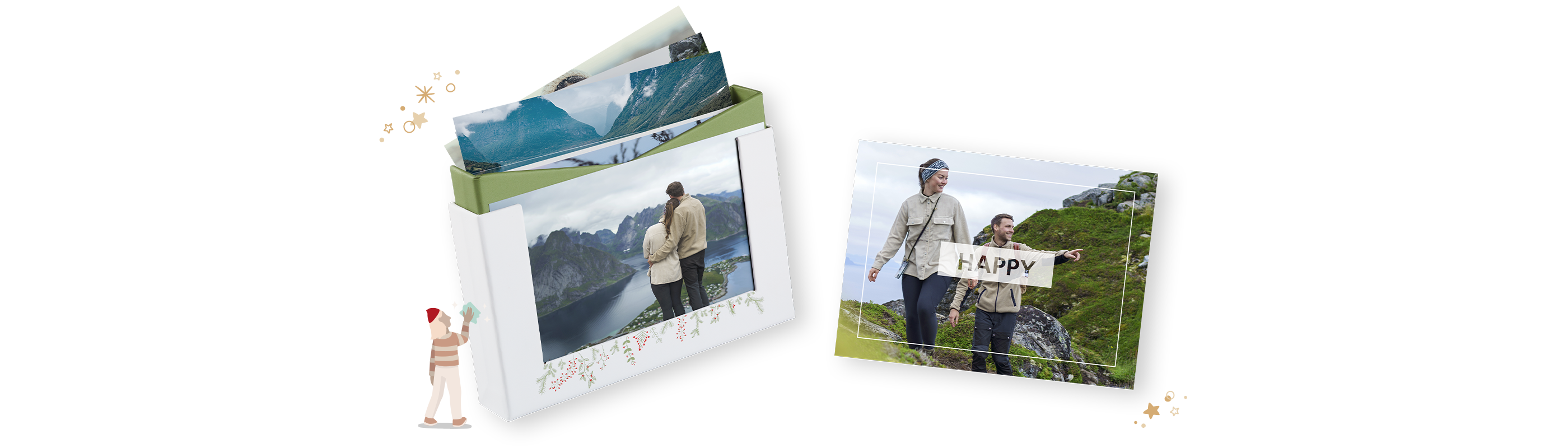 CEWE Art Prints mit Reisebildern von einem Pärchen in einer Fotobox, daneben ein Foto mit dem Schriftzug "HAPPY"