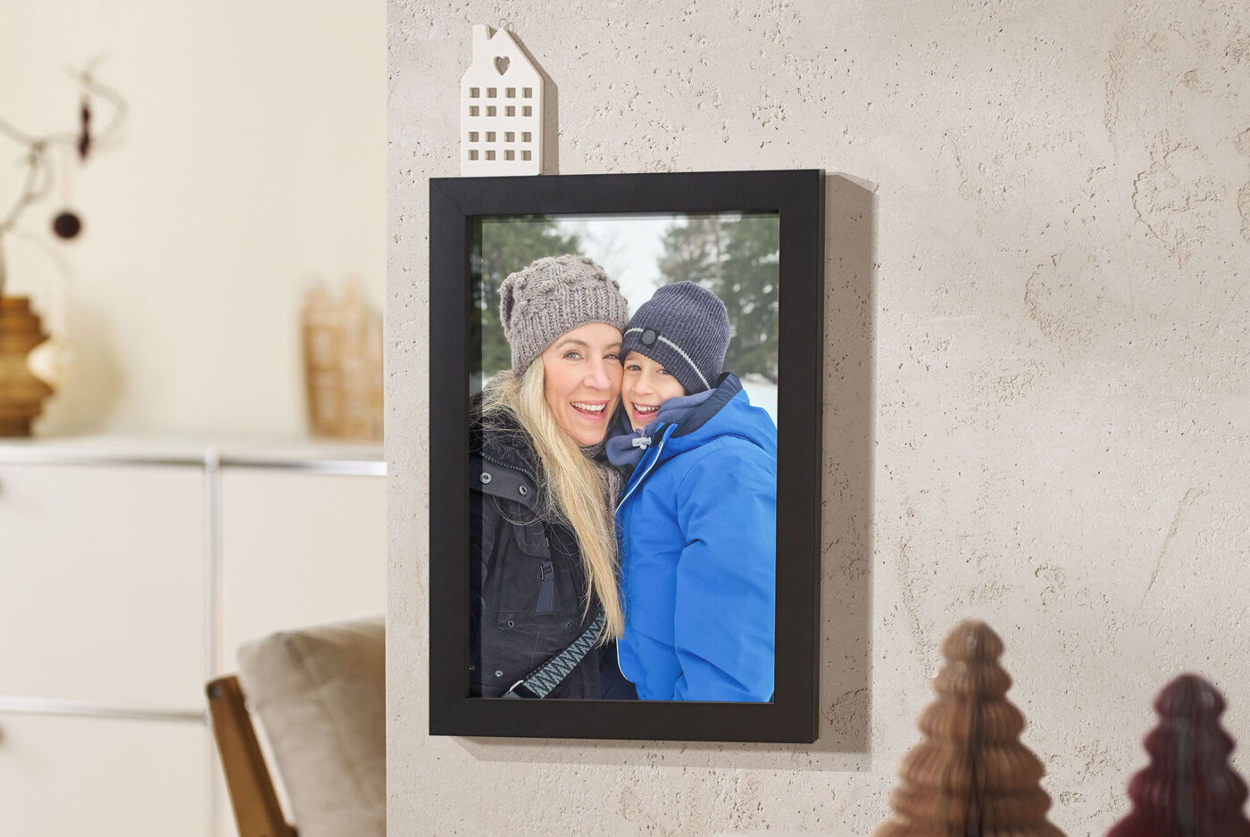 Fröhliches Duo posiert für ein Foto in einem Rahmen.