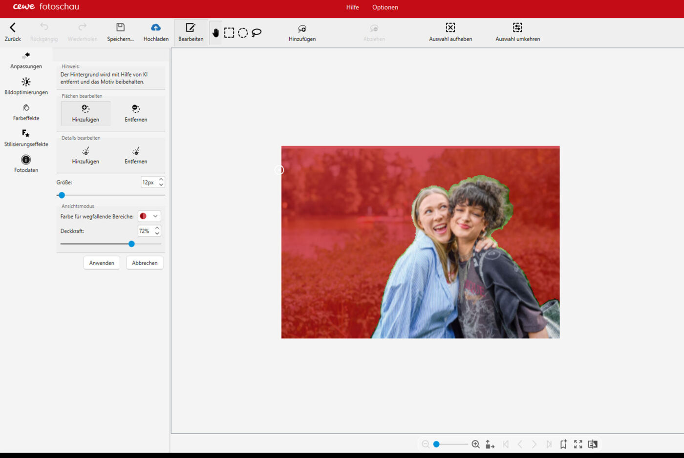 Screenshot der CEWE Fotoschau: An einem Bild von zwei Personen wird die Objektfreistellung angewendet. Der rot gefärbte Hintergrund wird dab