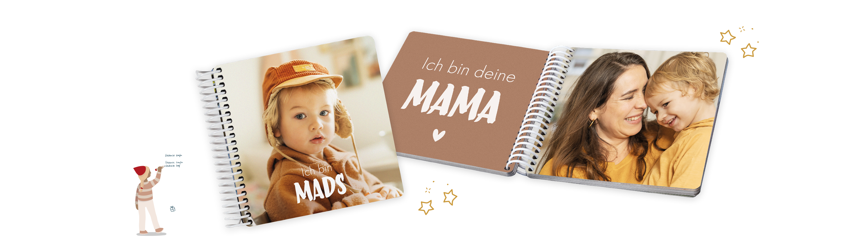 Geschlossenes Spiralbuch mit Kinderfoto und der Aufschrift "Ich bin Mads", daneben ein geöffnetes Spiralbuch mit Foto von Mutter und Kind un